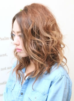 毛束感を強調した躍動感あるクールビューティスタイル